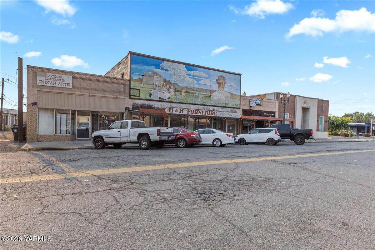 214 Toppenish Ave - Photo 1