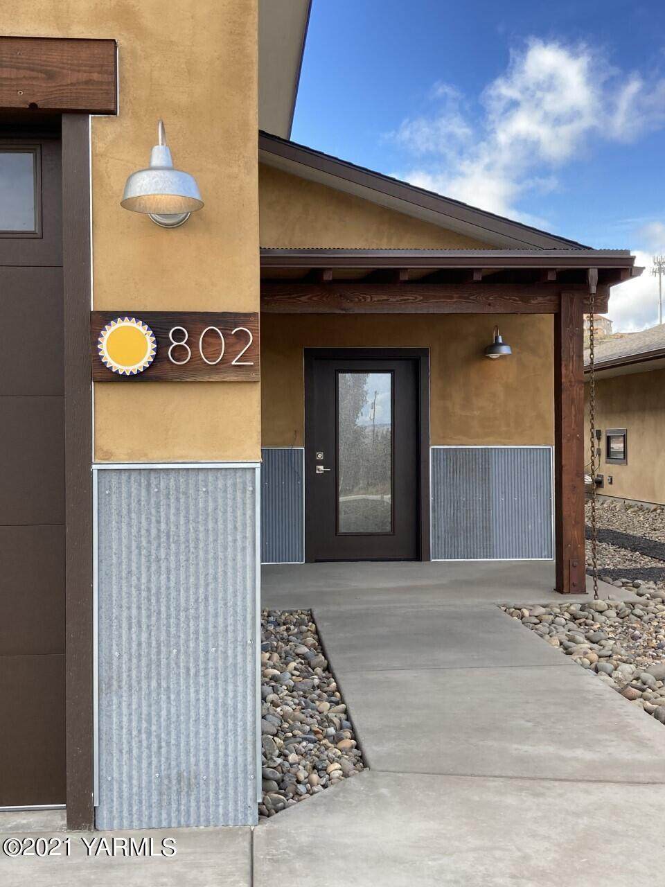 802 Selah Vista Way - Photo 1