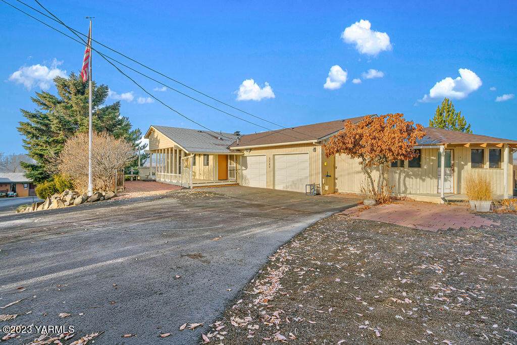 2580 Selah Rd - Photo 1
