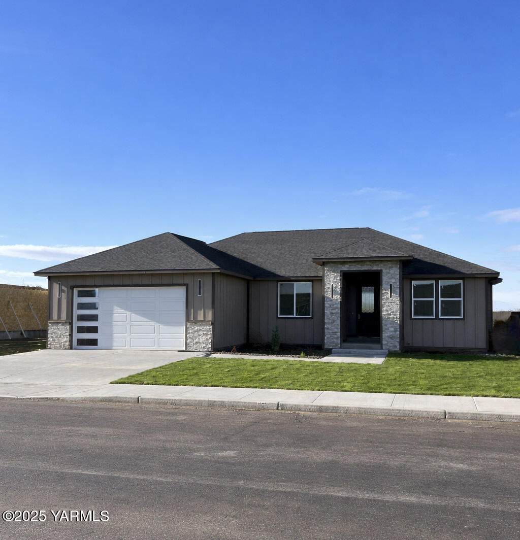 305 Victoria St - Photo 1