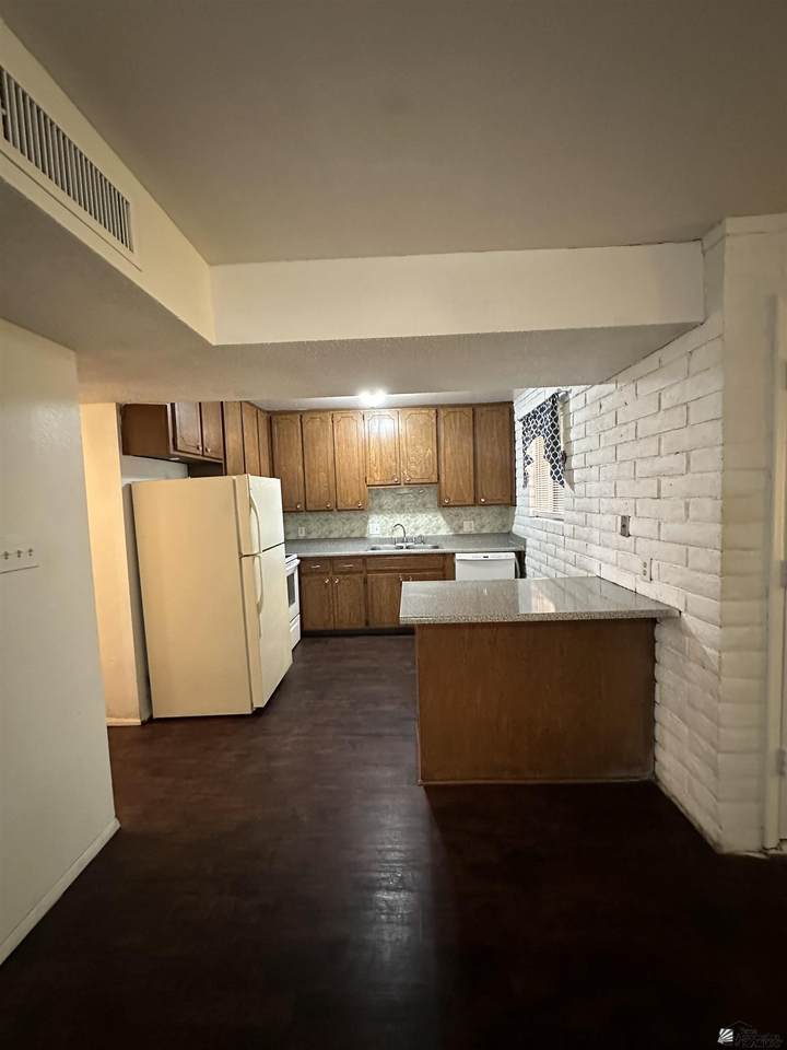 2110 11 AVE - Photo 1