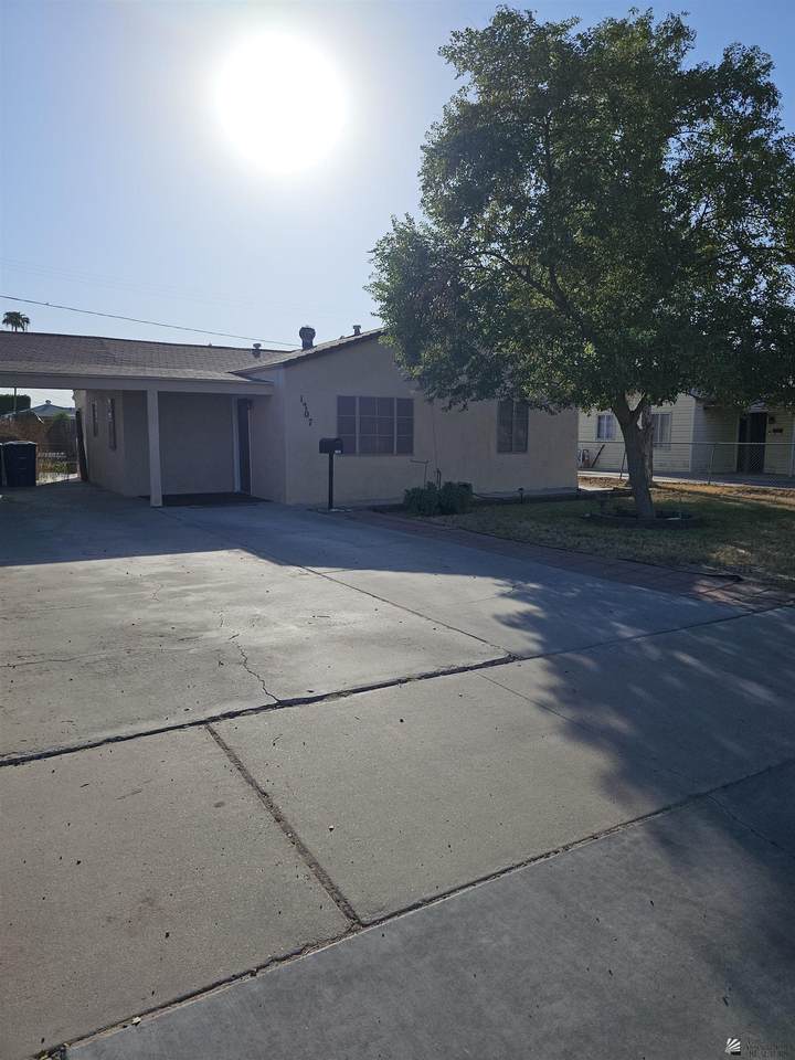 1707 9 AVE - Photo 1