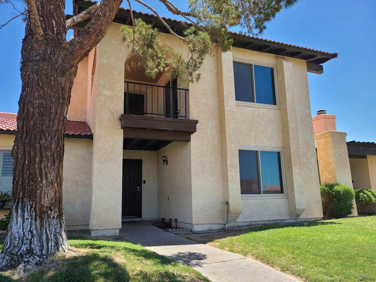 2045 14 AVE - Photo 1