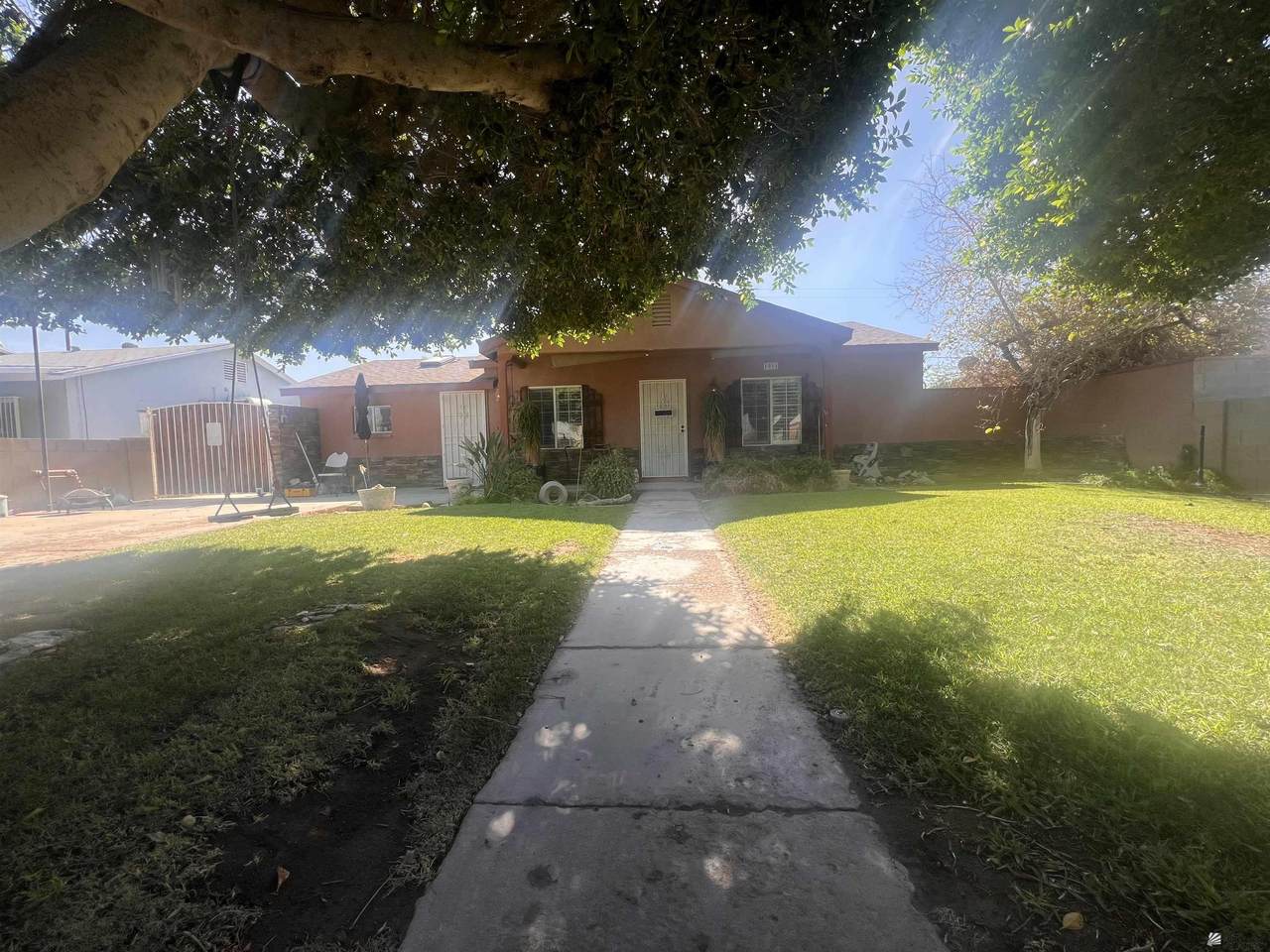 1911 11 AVE - Photo 1