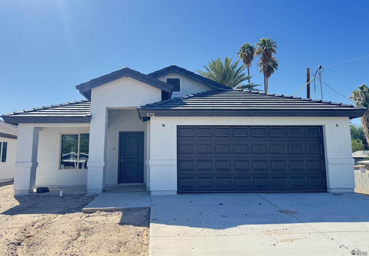 572 15 AVE - Photo 1