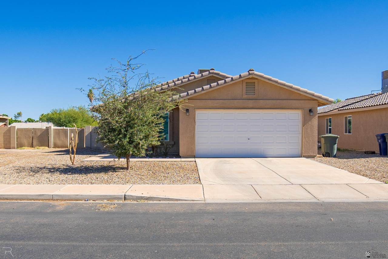 1051 47 AVE - Photo 1