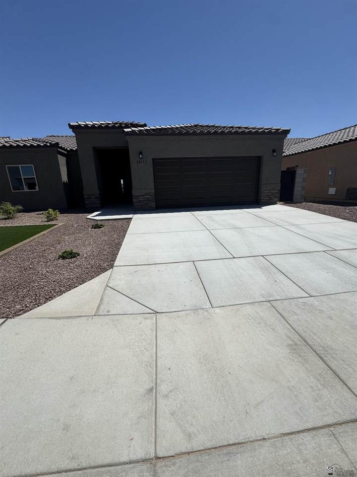 10577 45 PL - Photo 1