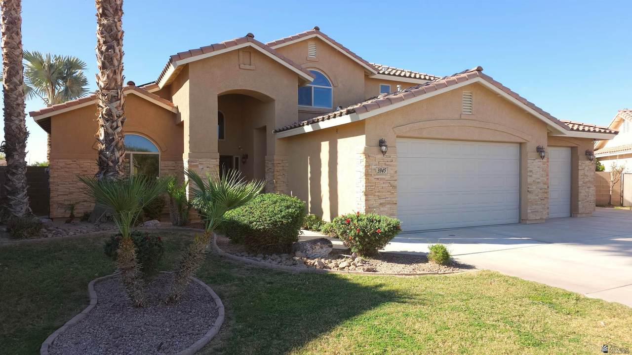 3945 39 ST - Photo 1