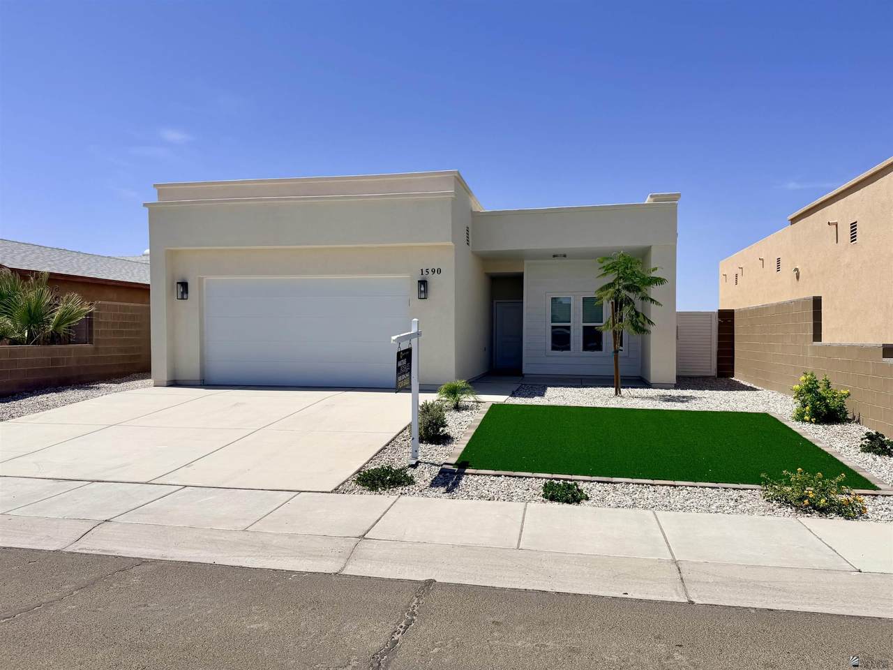 1590 9 AVE - Photo 1