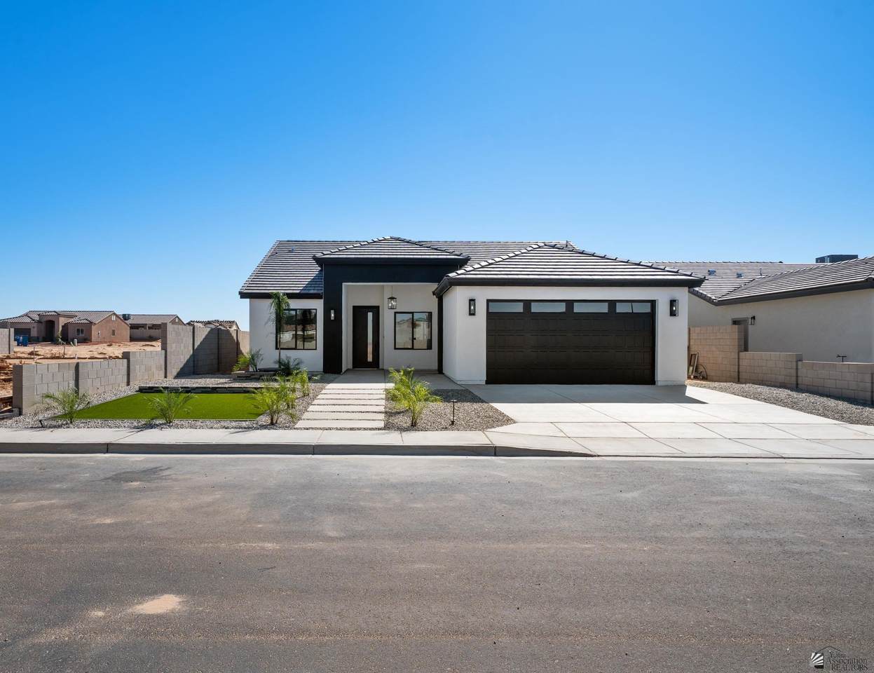 10865 45 ST - Photo 1