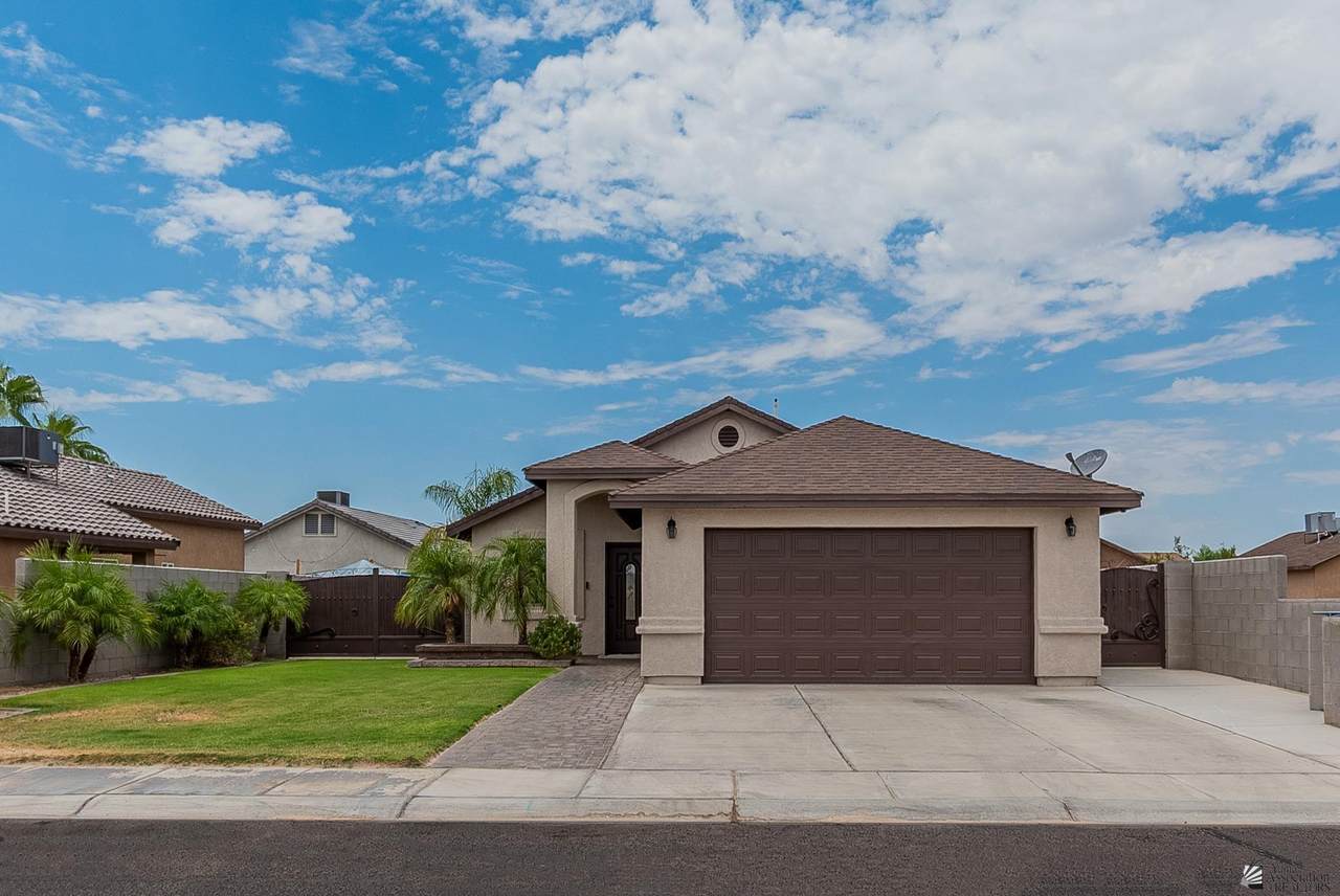 404 Edna Lopez - Photo 1