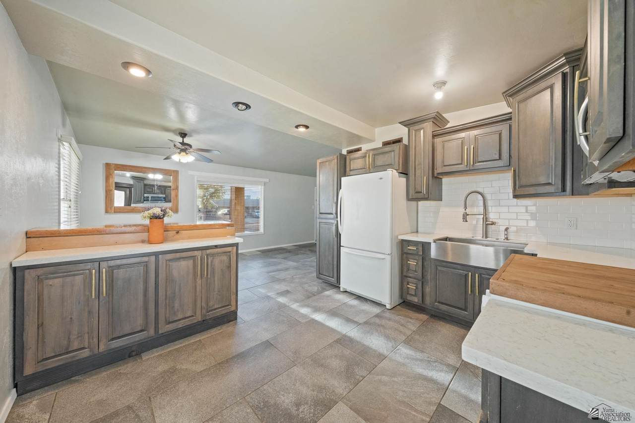 1425 11 AVE - Photo 1
