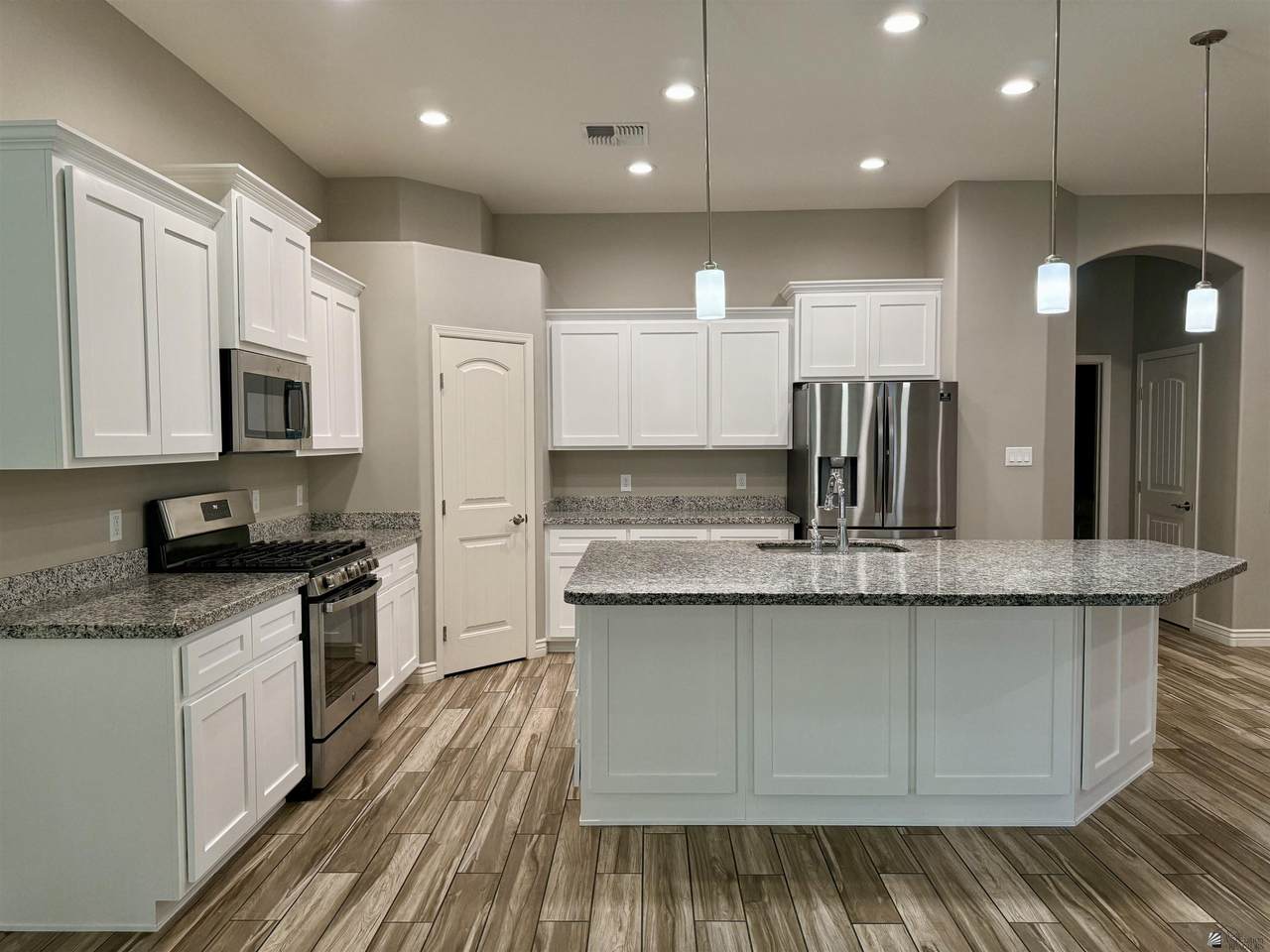 10156 39 PL - Photo 1