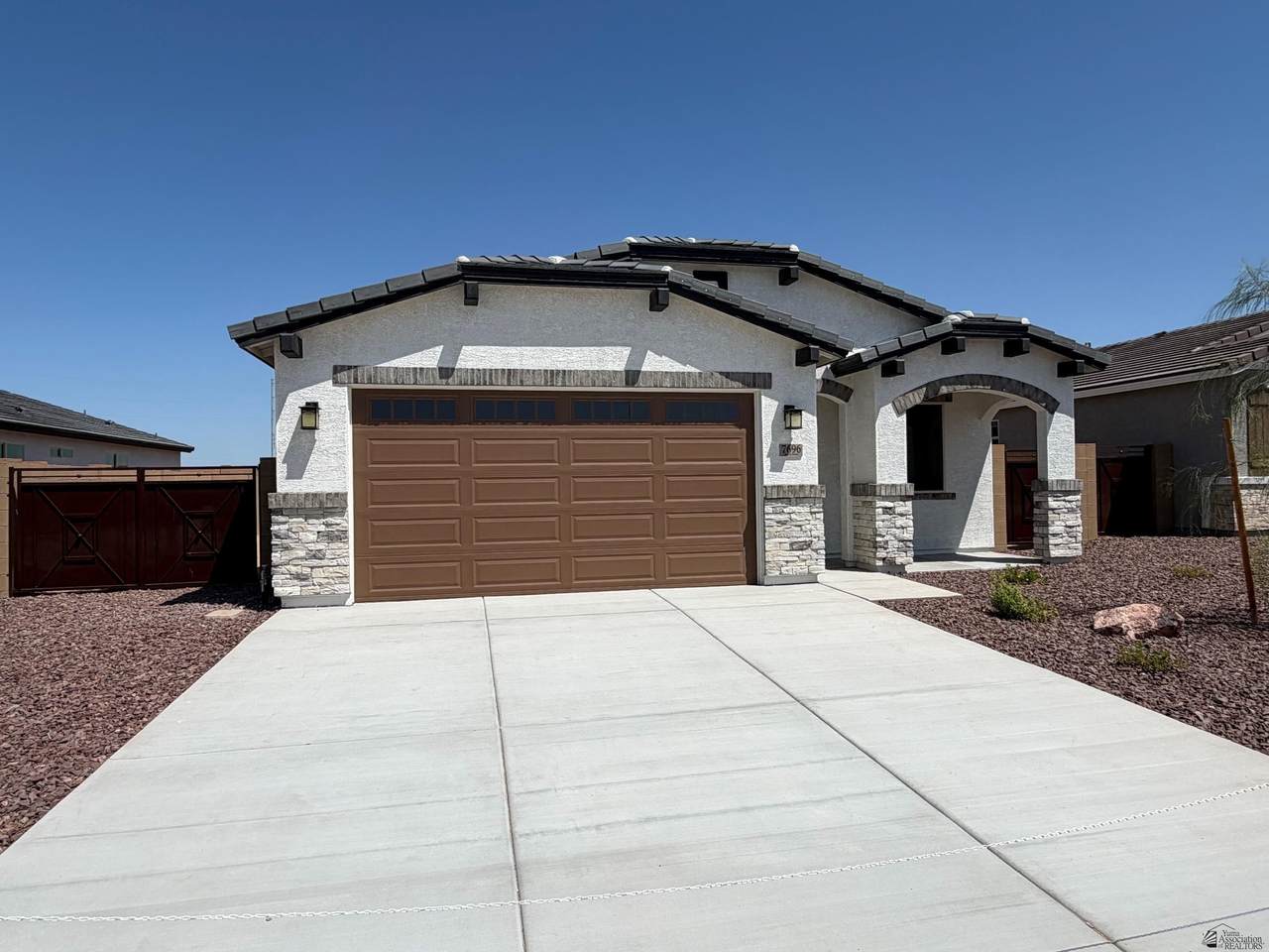 7696 35 ST - Photo 1
